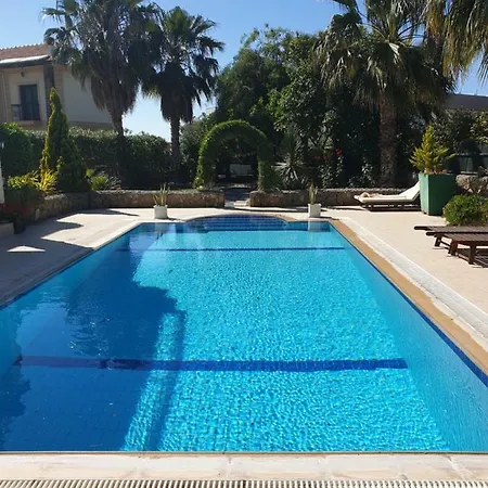 לינה וארוחת בוקר Villa B&B קיירניה