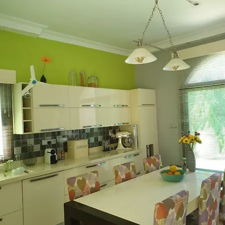 Villa B&B לינה וארוחת בוקר קיירניה
